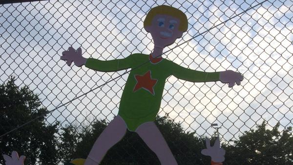 OT_TVdeHulk's tweet photo. Vele vrijwillers zijn afgelopen dagen druk bezig geweest om het park aan te kleden. Een klein voorproefje. #tvdehulk http://t.co/Qk23Z8Ur3K