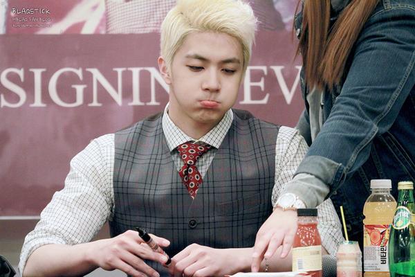 BLAQSTICK's tweet photo. [update]140330 명동 팬사인회 :: 천둥😂 http://t.co/1bt84wir6C http://t.co/NFZu7g2aeD