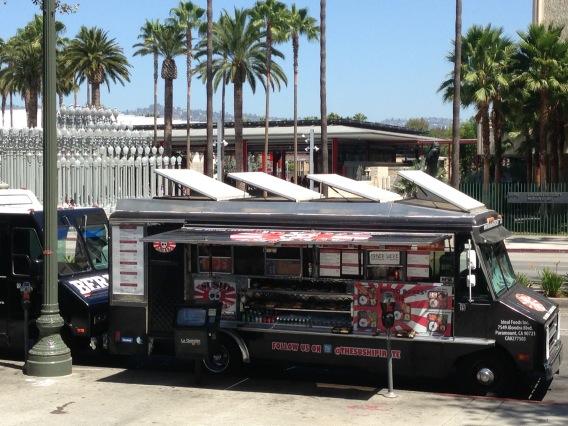 THESUSHIPIRATE's tweet photo. Great day for #lunch w the #sushi #pirate @ 5900 wilshire bl. Here till 2:30. #foodies #foodporn #bento box #eat http://t.co/JT1czTCuVX