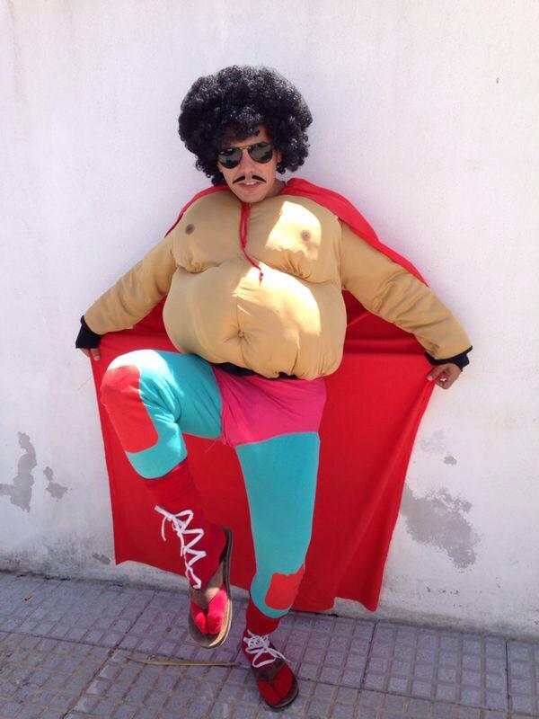 despedidasalao's tweet photo. Es un pajaro? Es un avion? No, es... Super Nacho!!! Ya llegó a Conil!!! #despedidasalao #conil2014 #supernacho http://t.co/GzIu9DEeXI
