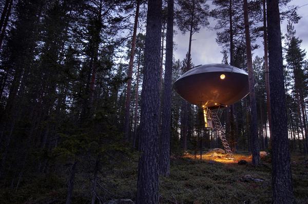 #Traveling to #Sweden soon? This is a must see treehotel.se