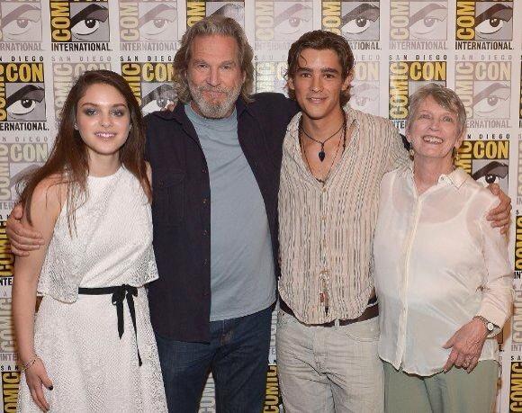 IMDbMichelle's tweet photo. Here's my interview w/ Jeff Bridges, Lois Lowry and cast of @thegivermovie http://t.co/KOM47snDDX http://t.co/nw5KWfl7vm