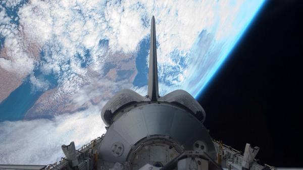 AstroHardin's tweet photo. Earth looks beautiful beneath Endeavour. #STS126 #Space #NASA @nettiebethcain @karinamosl @mikedmorgan @Anna_Suvorova http://t.co/ww9FrmnHdk