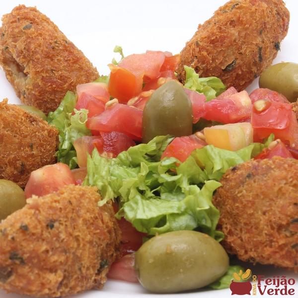 Pra quem precisa tomar uma gelada hoje, que tal esses bolinhos de bacalhau para acompanhar?