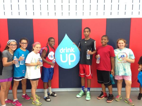 drinkupPHL's tweet photo. RT @SIXERSSTRONG: @EHTRecreation kids are drinking up after a hard work out. #SummerHoopsTour #DrinkUp http://t.co/FYhR8qXMr2