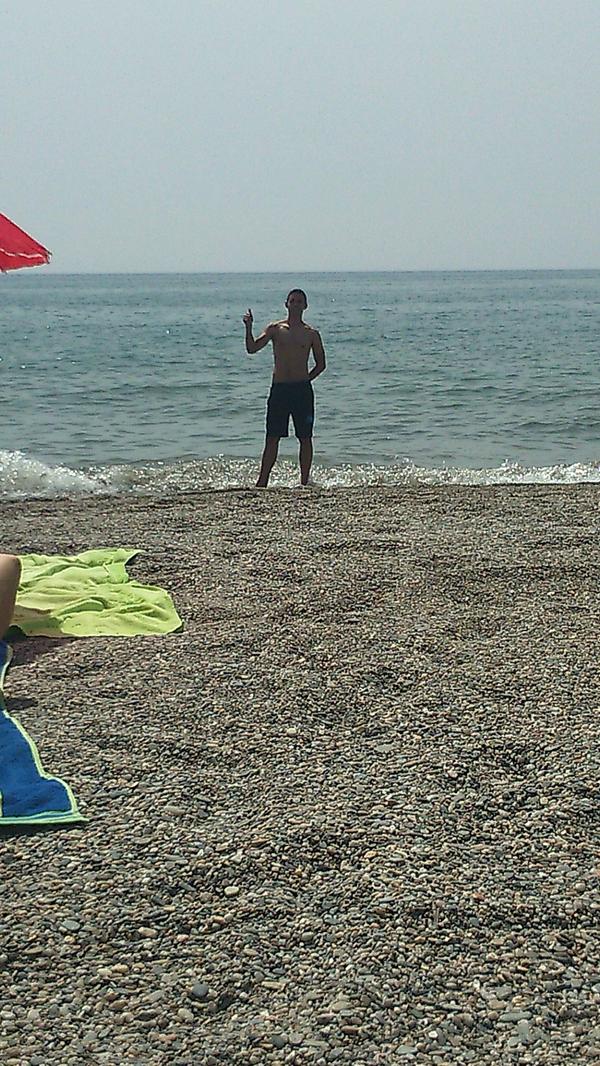 alvaromorenof's tweet photo. Playitaa! Vaya vacaciones nos esperan @Rocio_lcr ^^ http://t.co/NwecfRk4lA
