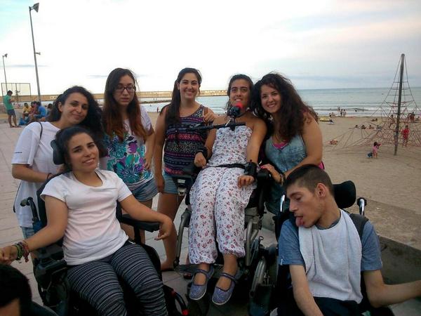PilarSalort's tweet photo. Que bien se lo pasan los gamberros de Benicarló en su primer día...a darlo todo. Salidas, playa, mercadito, juegos... http://t.co/ba0uOuEZLi