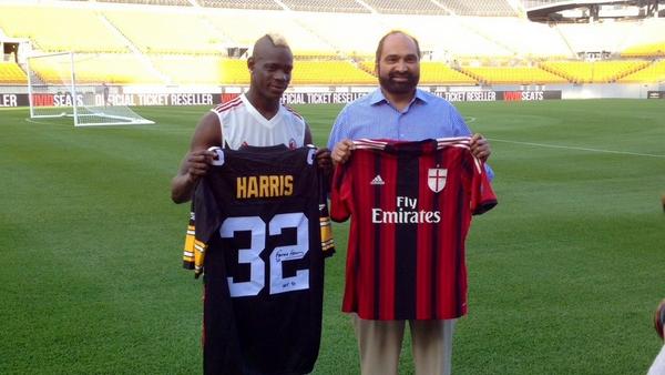 Balotelli con il colosso della NFL 34 Btb0gTYCUAA7WtM