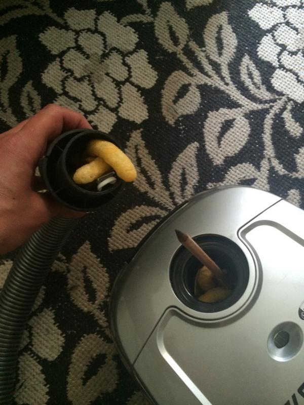 Kiitos lapsi kun imuroit huoneesi. Syöt vielä joka naksun. #siivous #äidinrakkaus