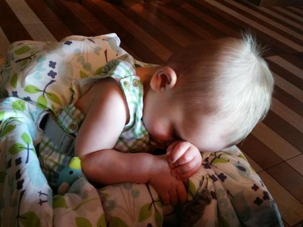 LisaAndres410's tweet photo. Rhett fell asleep in his highchair at the restaurant!! #babyadventures http://t.co/dORlOQ2huX