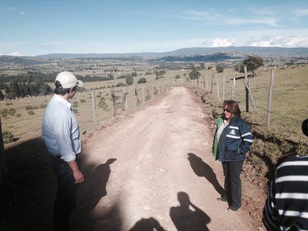 KELVINROBLES4's tweet photo. Mantenemos la red vial terciaria de nuestro Departamento, ya son 2400 km en 54 municipios. Mantenimiento en Combita. http://t.co/8q1FPPJeAK