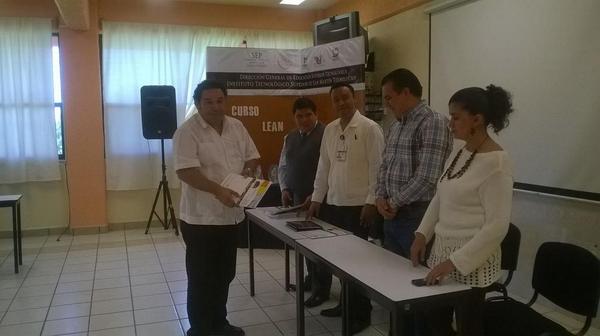 ddaITESCHAM's tweet image. Mtro. Bernardo Cosgaya recibiendo constancia de participación en curso Lean Sic Sigma #soyloquesueñoser @itescham