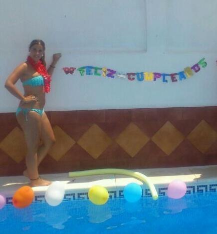 mateos_8's tweet photo. Gran dia de piscineo #cumplelorena @MateosAroa @quesadabelen @marianelavarga9 @LorenaAlmonteGi #desire #belen http://t.co/uBtm8OjcVp