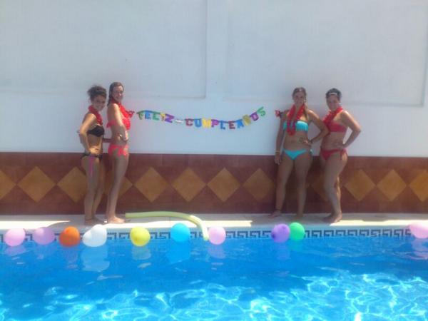 mateos_8's tweet photo. Gran dia de piscineo #cumplelorena @MateosAroa @quesadabelen @marianelavarga9 @LorenaAlmonteGi #desire #belen http://t.co/uBtm8OjcVp