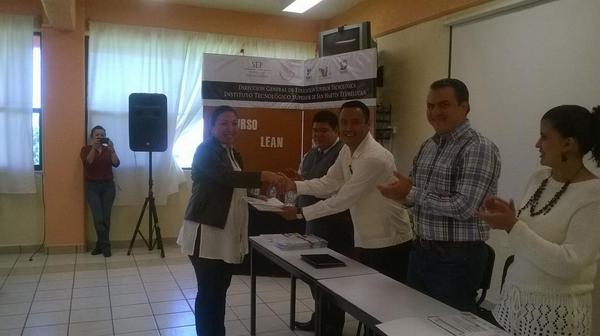 ddaITESCHAM's tweet image. Mtra. Vanessa Vargas recibiendo constancia de participación en curso Lean Six Sigma #soyloquesueñoser @itescham #fb