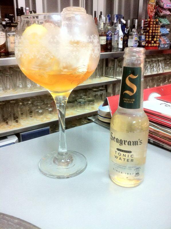 heladeria_edel's tweet photo. Prueba algo diferente, Nuevo gintonic de azafrán con hebras de azafrán y limón. http://t.co/XyFKs22Gwc