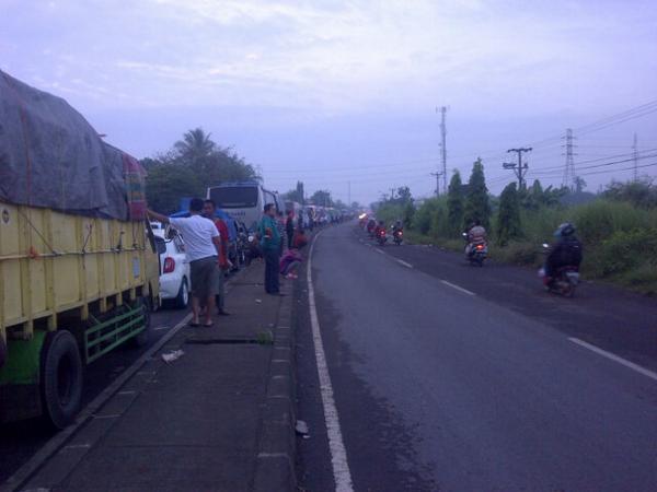 alief_17's tweet photo. RT @TMCPoldaMetro: 06.15 arus mudik Karawang arak Dawuan Cikampek lalin sudah tidak bisa bergerak http://t.co/4uRqPSu0Xu