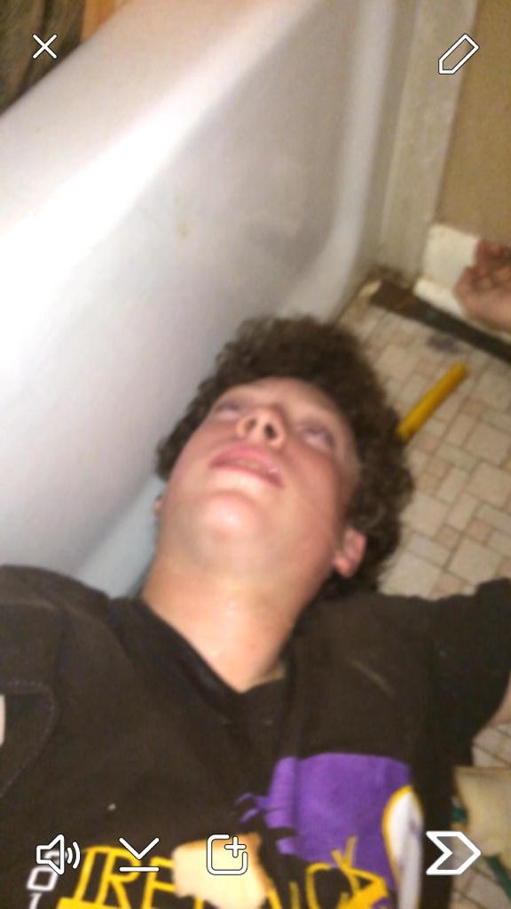 Ethan_Barr20's tweet photo. Great way to start off the weekend #itsnoteven7yet http://t.co/pJtN0tGS1H