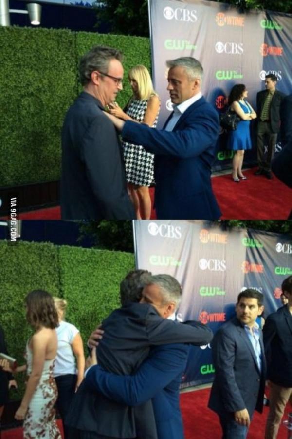 Hayır hayır hiç duygulanmadım sadece gözüme biraz FRIENDS kaçtı. Kimse Chandler Bing ve Joey Tribbiani gibi olamaz !!