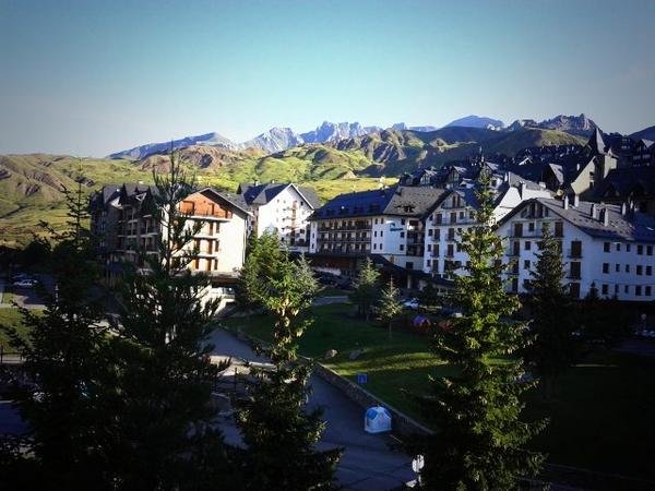 Xirois's tweet photo. Despertant amb aquestes vistes privilegiades! Avui dia de relax... @FestPirineosSur http://t.co/fWPMFO7KSf