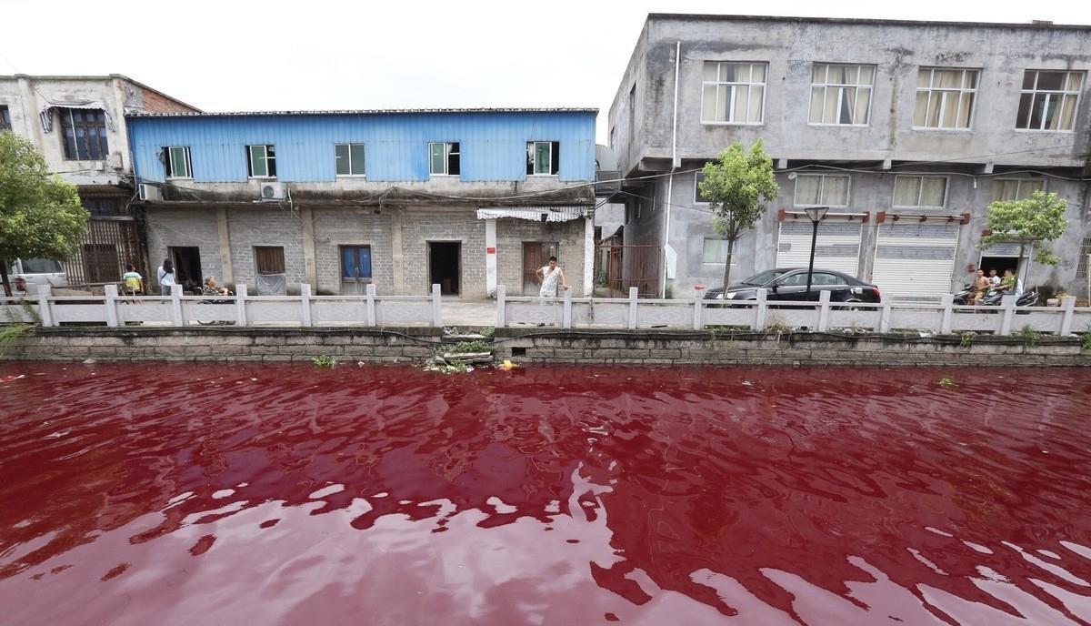 Las aguas del río Yangtsé se tiñen de escarlata  Btc9yb7IAAAmkDD