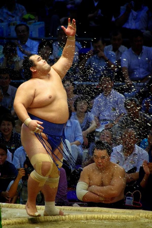 力士が幻想的に塩をぶん投げている姿を御覧ください Togetter 力士が幻想的に塩をぶん投げている姿を御覧ください Togetter