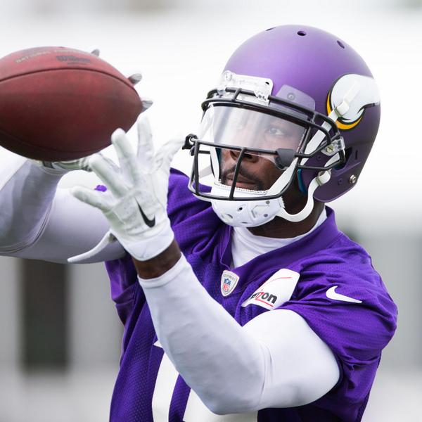 Vikings's tweet image. HIGHLIGHTS from day 1 of #VikingsCamp: bit.ly/1Ai0Qu7
