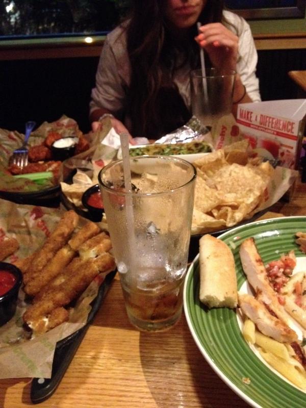FRANKIE_CHENZZ's tweet image. @karaditta why do you always order the whole fuckin menu #fatass lmao #alwaysbasic