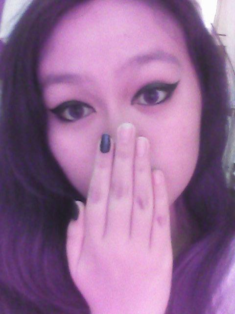 PollyFandomGirl's tweet photo. Make-up and undone fingers
#EyelinerPanda http://t.co/5qOy9SabdB