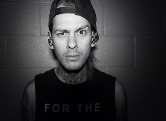DrunkMatt_'s tweet photo. He's so hot. #piercetheveil #ptv #mikefuentes http://t.co/gCHY1kRqgV