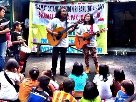 SembakoRamadhan's tweet photo. Acara puncak tahun ini: Bagi sembako &amp; ngabuburit brg komunitas jalanan. Ada Ho &amp; Titi @JalananMovie juga! #Jakarta http://t.co/bsnjBUGNiC