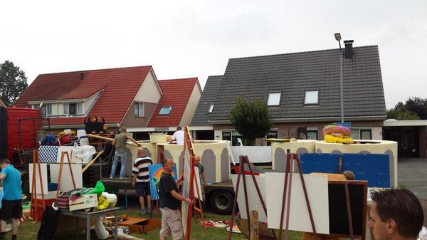 Na het Oostermoerfeest gaat de versiering nu op de dieplader onderweg naar het volgende feest! <a href="/Oostermoerfeest/">Oostermoerfeest</a>