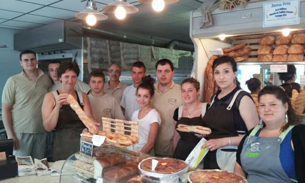 ChassainH's tweet photo. A la boulangerie en haut des crouchaux c'est la fete pour toute l'équipe avec le #Tdf24. Ils sont 11 pour l'occasion http://t.co/gWDLzPKLJr