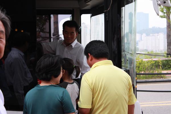 '임태희의 이층버스'가 서울로 출퇴근하시는 모든 분들에게 어린이와 같은 함박웃음을 선물할 수 있었으면 좋겠습니다.