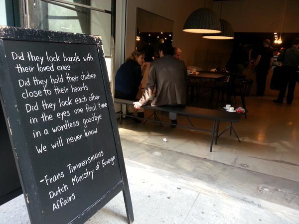 Bijzonder en mooi dat in koffiehuis bij #VN gebouw in NY de woorden uit speech van #Timmermans op bord staan. #MH17