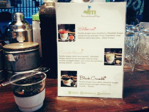 Pertamanya ngicip, lalu nagih &amp; akhirnya nambah u/ take away <a href="/dmpannacotta/">dm® pannacotta</a>. Black Crumblenya.. Gusti, you must try!