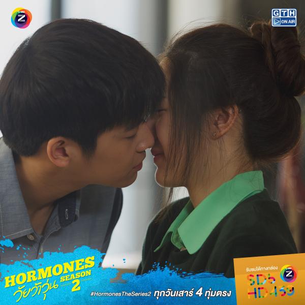 GTHONAIR's tweet photo. #ภูเต้ย มุ้งมิ้งได้ 3D ทะลุจอ จนกองเชียร์จิกหมอนซะแน่นเลย โอย... หายใจไม่ทันแล้วทั่วผู้โชมมม #HormonesTheSeries2 http://t.co/S6L0pM2IDj