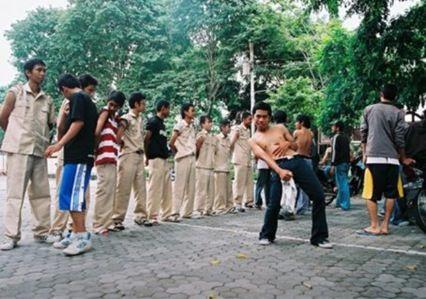 Namche2007's tweet photo. @namche2008 @Namche2009 koe wes do siap kon ngene meneh? http://t.co/JizR772FSG