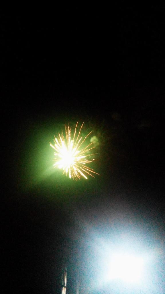 Roket yang diterbangkan dari gang belakang rumah yang diarahkan ke Israel  keburu MBLEDOS diatas rumah sebelum sampai