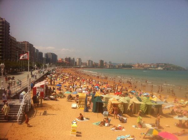 Así luce la playa de #gijón ahora mismo, mañana muy buen tiempo para disfrutar de #GijonAirShow14 <a href="/patrullaguila/">Patrulla Águila</a>