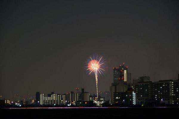 堀切商店連合会 堀切かつしか菖蒲まつり No Twitter 隅田川花火大会 荒川土手上 首都高堀切jct下流側より リバーサイド隅田 セントラルタワーを横目に 第一会場の花火が見えます スカイツリーと共に ワイドに見えます Http T Co Hqzhmfwkk8