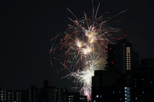 堀切商店連合会 堀切かつしか菖蒲まつり No Twitter 隅田川花火大会 荒川土手上 首都高堀切jct下流側より リバーサイド隅田 セントラルタワーを横目に 第一会場の花火が見えます スカイツリーと共に ワイドに見えます Http T Co Hqzhmfwkk8