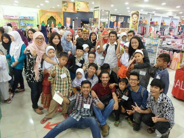 Kakak adik berbagi..jalan2, bermain, dan membelikan pakaian utk lebaran mereka,,be happy children :) *hug