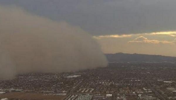 repubblica's tweet photo. La tempesta di sabbia che soffoca la città di Phoenix [FOTO] http://t.co/Ipf0tvXKSG http://t.co/YFk0l3CbiG