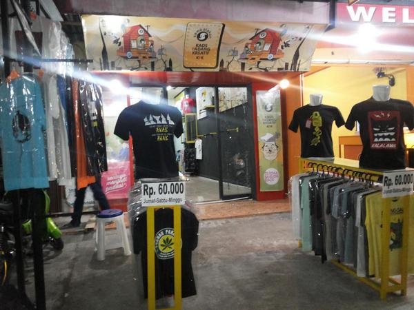 Kaos Sembalakon malam ini sampai besok Rp60ribu. Harga biasa Rp80ribu. Ayo k Jl Gn Pangilun Pdg. keren <a href="/infoSumbar/">SUMBAR</a>