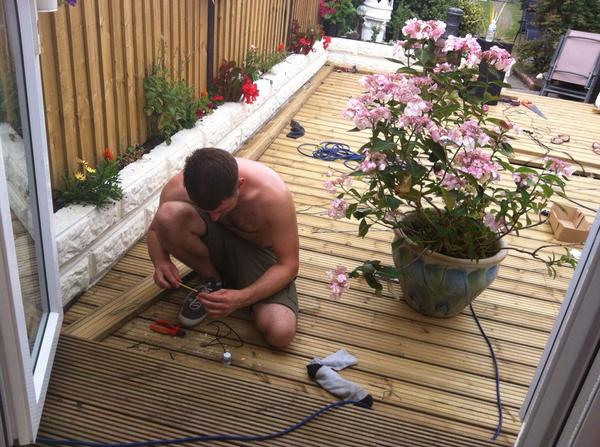 Laura_webb245's tweet image. Such hard worker #DeckingLights