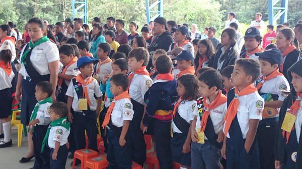 AdventistasMEN's tweet photo. El Izamiento de hoy fue cumplido con éxito en el #AventuriMEN @AdventistasEC @Pr_Freddy @pasdarling http://t.co/4cphu00c52
