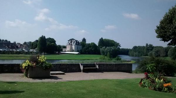Coppeaux's tweet photo. Vue sur le château de Selles-sur-Cher. http://t.co/NzOCc80s4c