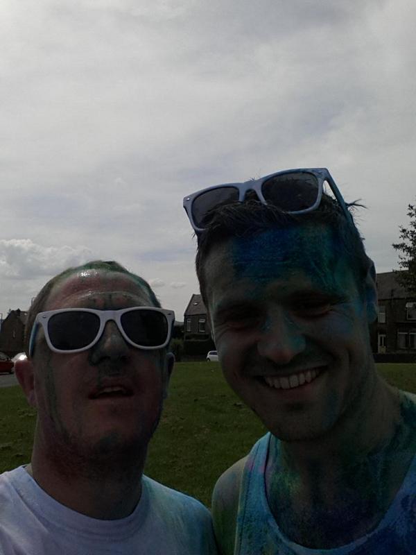 doddyweir30's tweet photo. @overgatehospice #colourrun with @leejameswharton. MESSY. Great day lots of fun :-) http://t.co/7uDKeUUUih