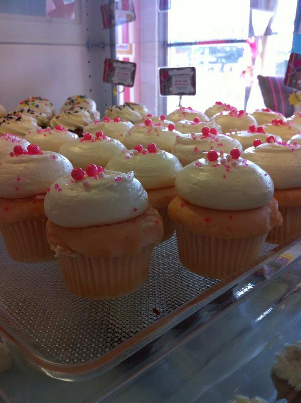 SprinkleLoverFW's tweet photo. RT if 💗pink champagne💗 is one of your favorite #leahssweettreats cupcake flavors! 💕💓💕💓💕💓 http://t.co/VoouCOsSOt